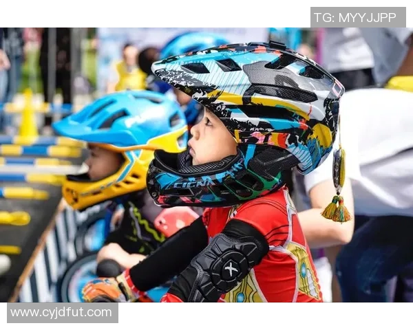 汕尾足球明星赛盛况空前孙楠领衔明星阵容激情对决